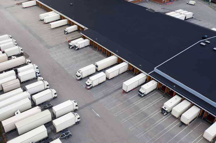 Flera lastbilar på en parkering.